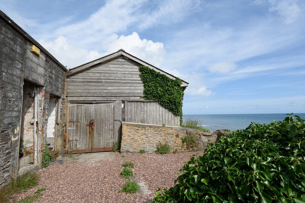 Downderry-Store-with-Seaviews